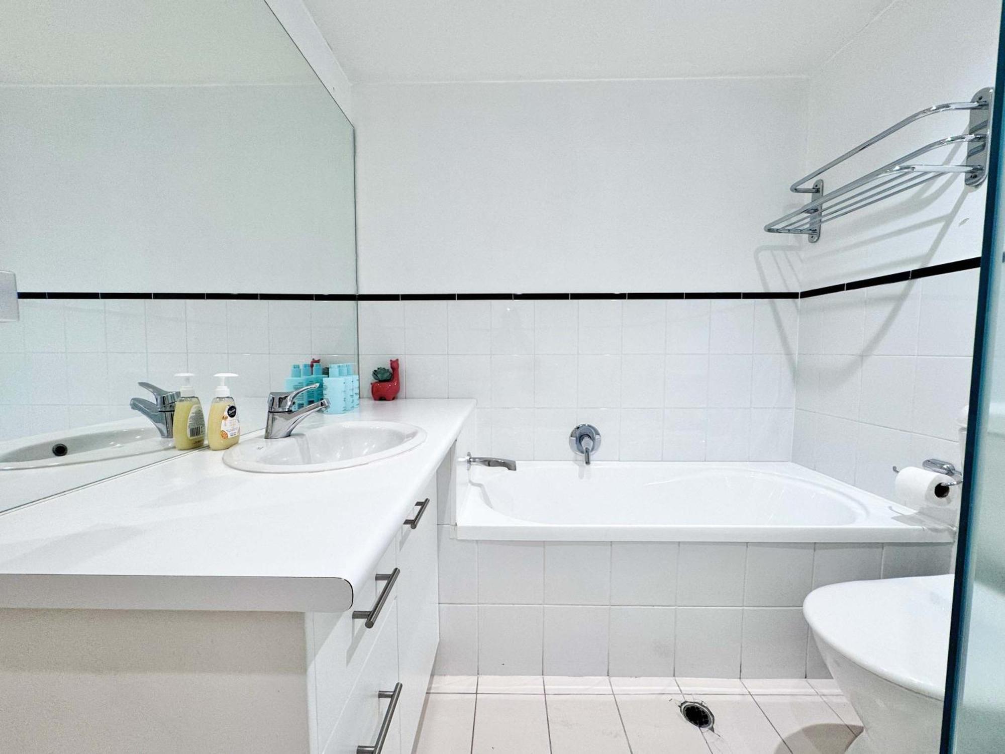 Apartment Heart Of 2br Near Queen St & Skytower *